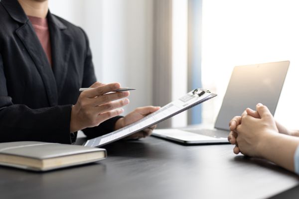 Stressfragen im Vorstellungsgespräch: So bleibst du gelassen